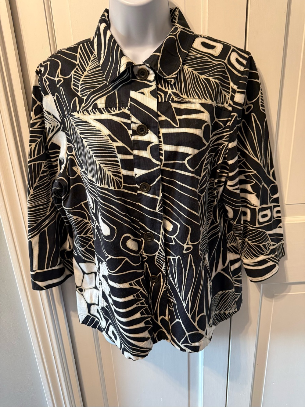 Chico's Black & White Botanical Button-Front Top
